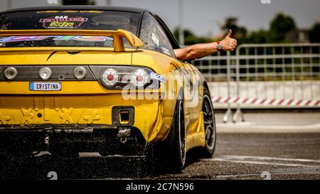 Mailand, Italien, 03. Juni 2018: Nahaufnahme eines gelben Nissan-Rennwagens auf nassem Asphalt während der 1. Drift Show Il Destriero auf dem IPER Drive Stockfoto