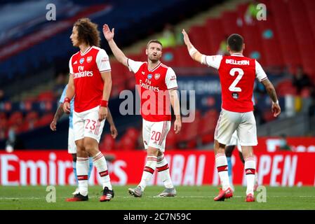 Arsenals Shkodran Mustafi (Mitte) Gesten während des Halbfinalmatches des FA Cup im Wembley Stadium, London. Stockfoto