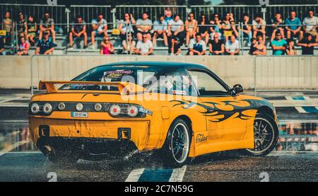 Mailand, Italien, 03. Juni 2018: Yellow Nissan Rennwagen tritt während der 1. Drift Show Il Destriero auf dem IPER Drive in Mailand. Stockfoto