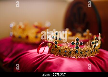 Eine Nahaufnahme der goldenen Krone mit Kreuzen und mit Saphiren und blauen Steinen verkrustet. Stockfoto