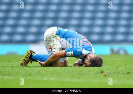 Adam Armstrong (7) von Blackburn Rovers liegt verletzt am Boden Stockfoto