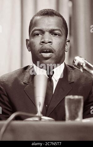 John Lewis (1940-2020), Leiter der amerikanischen Bürgerrechtsbewegung, spricht bei einer Sitzung der American Society of Newspaper Editors im Statler Hilton Hotel in Washington, D.C. am 16. April 1964. Stockfoto