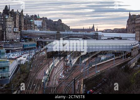 Waverley Bahnhof, Hauptbahnhof in Edinburgh, der Hauptstadt von Schottland, Teil von Großbritannien Stockfoto