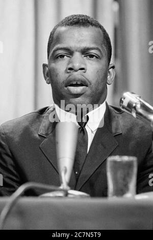 John Lewis (1940-2020), Leiter der amerikanischen Bürgerrechtsbewegung, spricht bei einer Sitzung der American Society of Newspaper Editors im Statler Hilton Hotel in Washington, D.C. am 16. April 1964. Stockfoto