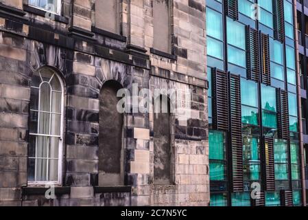 Altes und modernes Gebäude an der Calton Road in Edinburgh, der Hauptstadt Schottlands, Teil von Großbritannien Stockfoto