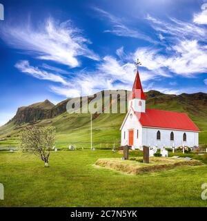 Reyniskirkja - typisch isländische Kirche auf dem Weg zum Strand von Reynisfjara. Ort: Vik i Myrdal Dorf, Island, Europa Stockfoto