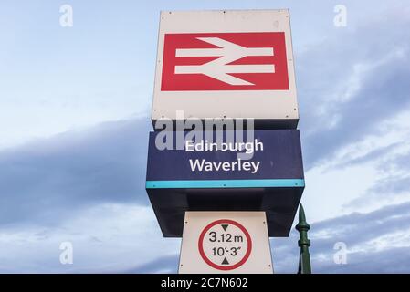 Waverley Bahnhof Schild, Hauptbahnhof in Edinburgh, der Hauptstadt von Schottland, Teil von Großbritannien Stockfoto