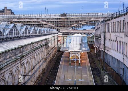 Waverley Bahnhof und Nort Bridge in Edinburgh, der Hauptstadt von Schottland, Teil von Großbritannien Stockfoto