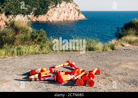 Auf der Straße sind orangefarbene Straßenbegrenzer aufgestapelt. Stockfoto