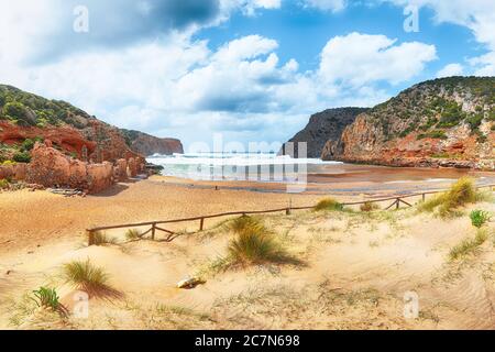 Reizvolle Aussicht auf den Strand Cala Domestica mit herrlichen Sanddünen. Lage: Buggerru, Süd-Sardinien, Italien Europa Stockfoto