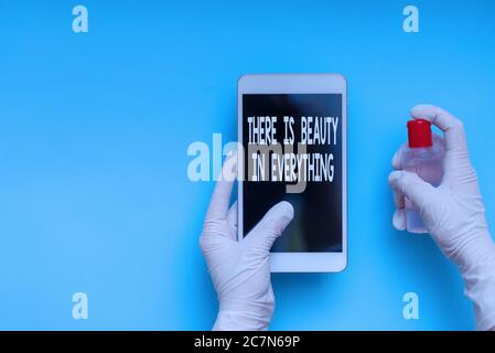 Textschild zeigt an, dass alles Schönheit hat. Geschäftsfoto die Welt zu zeigen, ist eine endlose Reihe von magischen Kontamination innerhalb elektronischer Geräte Stockfoto