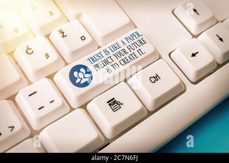 Konzeptionelle Handschrift zeigt die beste Weise, Ihre Zukunft vorherzusagen ist es, sie zu schaffen.. Konzept bedeutet harte Arbeit Motivation PC-Tastatur-Taste mit Hinweis p Stockfoto