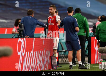 Shkodran Mustafi von Arsenal verlässt das Spiel mit einer Verletzung während des FA Cup Halbfinales im Wembley Stadium, London. Stockfoto