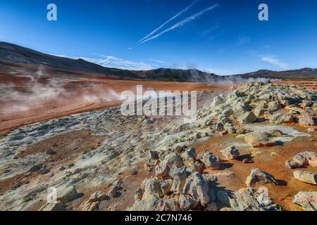 Dampfkegel in Hverir Geothermie-Gebiet mit kochenden Schlammbecken und dampfenden Fumarolen in Island Lage: Geothermie-Gebiet Hverir, Region Myvatn, Nort Stockfoto