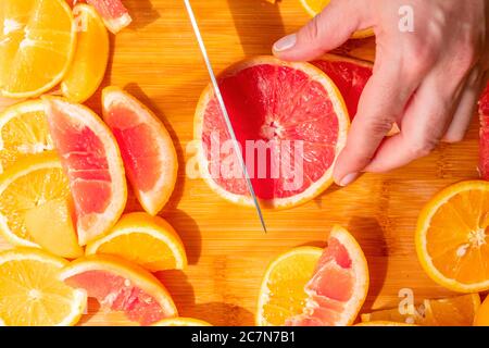 Frisch geschnittene Grapefruit und Orangenscheiben mit blauem Holzhintergrund. Stockfoto