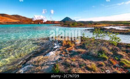 Geothermische Landschaft am Krafla Bjarnarflag Diatomite Kraftwerk und Hlidarfjall Berg im Hintergrund. Lage: Krafla Bjarnarflag Diatomit Stockfoto