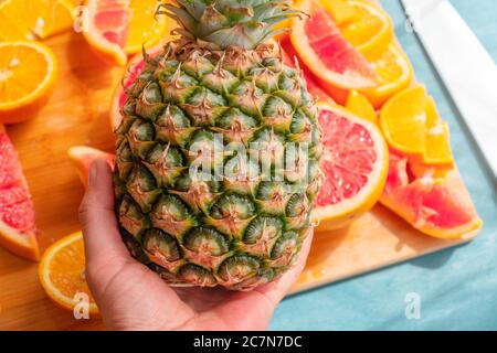 Frisch geschnittene Grapefruit und Orangenscheiben mit blauem Holzhintergrund. Stockfoto