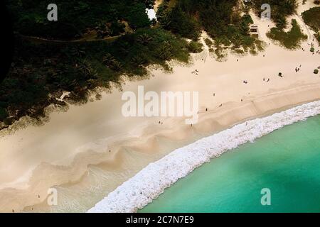 Hochwinkelaufnahme eines Strandes der Playa Flamenco auf der Insel Culebra, Puerto Rico Stockfoto