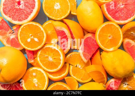Frisch geschnittene Grapefruit und Orangenscheiben mit blauem Holzhintergrund. Stockfoto