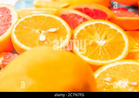 Frisch geschnittene Grapefruit und Orangenscheiben mit blauem Holzhintergrund. Stockfoto