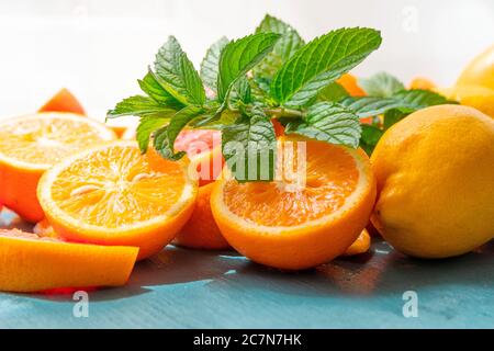 Frisch geschnittene Grapefruit und Orangenscheiben mit blauem Holzhintergrund. Stockfoto