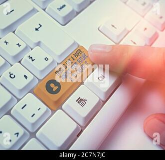 Konzeptionelle Handschrift zeigt die beste Weise, Ihre Zukunft vorherzusagen ist es, sie zu schaffen.. Konzept bedeutet harte Arbeit Motivation White pc-Tastatur mit Hinweis Stockfoto