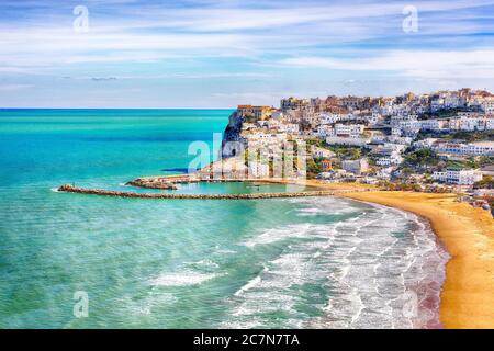 Malerisches Peschici mit breiten Sandstrand in Apulien, adriaküste von Italien. Lage Peschici, Gargano Halbinsel, Apulien, Süditalien, Europa. Stockfoto