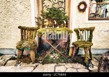 Altes Steinhaus mit alten Tischen und Stühlen Moos Stockfoto