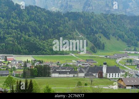 Panoramablick auf das Dorf Engelberg in einem Alpental im Kanton Obwalden Schweiz. Stockfoto