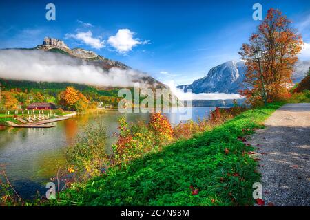 Malerische Herbstszene des Altausseer Sees. Sonniger Blick auf Altaussee Dorf. Lage: Resort Altausseer See, Liezen Bezirk Steiermark, Stockfoto