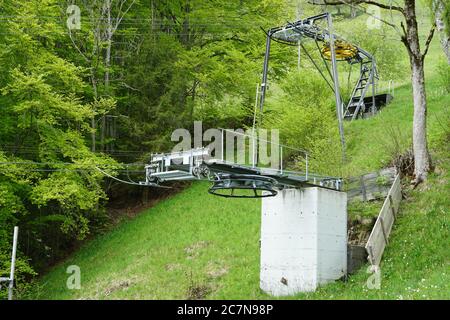 Eine kleine Skilifttechnik auf einer Schanze installiert. Im Sommer ist es außer Betrieb und wartet auf die nächste Saison in Engelberg. Stockfoto