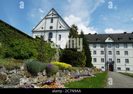 Engelberg / Schweiz 05 09 2020: Eingang zum Benediktinerkloster oder Kloster und Fassade der zum Kloster gehörenden Kirche. Stockfoto