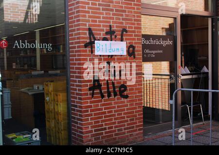 Universitätsbibliothek Münster mit Graffiti, die an der Buchretour, die wegen COVID-19 nach draußen zog, "Bildung für alle" verkündeten. Stockfoto