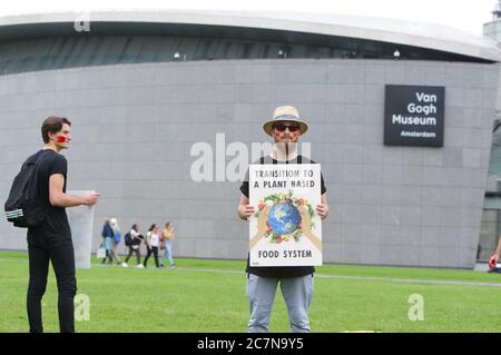 Animal Rebellion Aktivisten nehmen an einer Protestaktion unter dem Motto Blut an den Händen am Museumplein Teil, inmitten der Coronavirus-Pandemie Stockfoto
