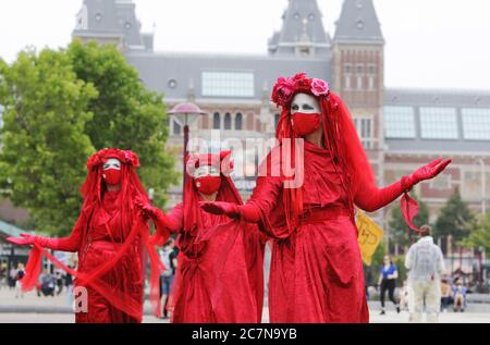 Extinction Rebellion Rote Rebellen und Tieraufstand-Aktivisten nehmen an einer Protestaktion unter dem Motto "Blut an den Händen" in der Museumsplei Teil Stockfoto
