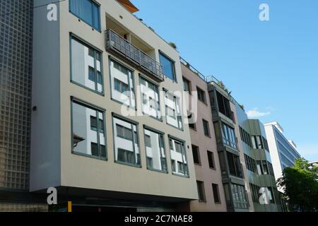 Eine Straße mit Fassaden verschiedener Baustile im Zentrum von Zug in der Schweiz. Stockfoto