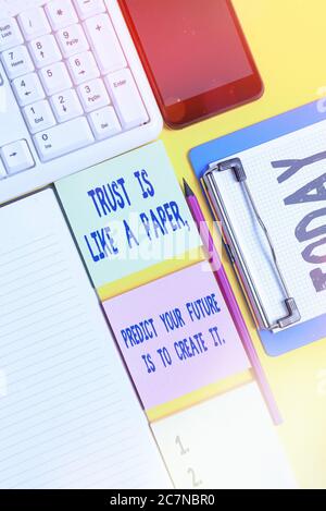 Schreiben Notiz zeigt die beste Weise, Ihre Zukunft vorherzusagen ist, sie zu verursachen.. Geschäftskonzept für harte Arbeit Motivation leere Papiere mit Kopierplatz auf y Stockfoto