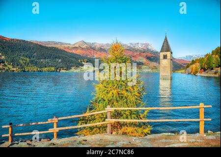 Fantastische Herbstansicht des untergetauchten Glockenturms im Reschensee. Lage: Graun im Vinschgau Dorf, Reschensee oder Reschensee, Provinz Südtirol, R Stockfoto