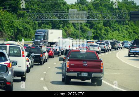 Virginia, USA - 29. Juni 2020 - der starke Verkehr in den Chesapeake Bay Bridge Tunnel Stockfoto