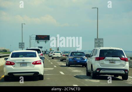 Virginia, USA - 29. Juni 2020 - der starke Verkehr auf Chesapeake Bay Bridge Tunnel Stockfoto