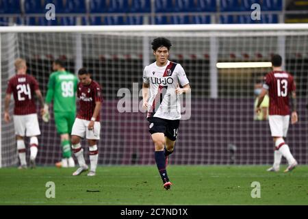 Mailand, Italien. Juli 2020. MAILAND, ITALIEN - 18. Juli 2020: Takehiro Tomiyasu von Bologna FC feiert nach einem Tor während der Serie A Fußballspiel zwischen AC Mailand und Bologna FC erzielte. (Foto von Nicolò Campo/Sipa USA) Quelle: SIPA USA/Alamy Live News Stockfoto