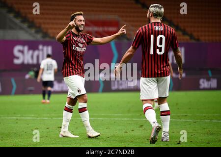 Mailand, Italien. Juli 2020. MAILAND, ITALIEN - 18. Juli 2020: Hakan Calhanoglu (L) von AC Mailand feiert mit Theo Hernandez von AC Mailand nach einem Tor während der Serie A Fußballspiel zwischen AC Mailand und Bologna FC erzielte. (Foto von Nicolò Campo/Sipa USA) Quelle: SIPA USA/Alamy Live News Stockfoto