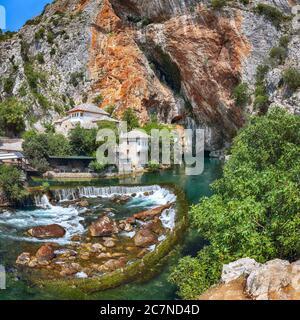 Derwisch Kloster oder tekke an der Buna Quelle in der Stadt Blagaj. Lage: Blagaj, Mostar-Becken, Kanton Herzegowina-Neretva, Bosnien und Herz Stockfoto