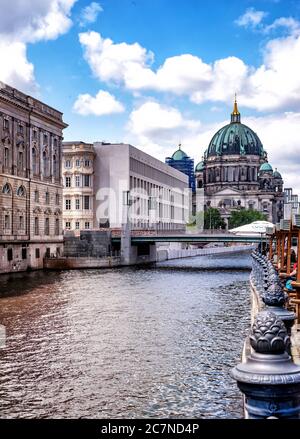 Berlin, Deutschland, 06/14/2020: Berliner Dom auf Museumsinsel und Spree Stockfoto