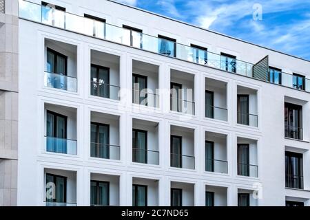 Moderne weiße Hausfassade mit Balkonen