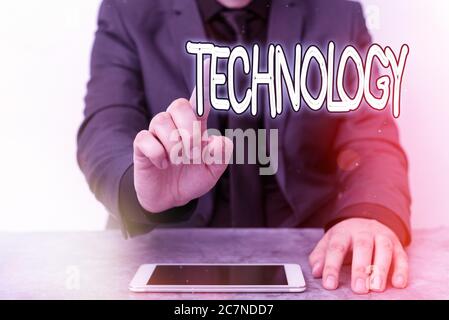 Textschild mit Technologie. Business Foto Text Verwendung von wissenschaftlichen Erkenntnissen für praktische Zwecke in der Industrie Modell zeigt schwarzen Bildschirm modern Stockfoto