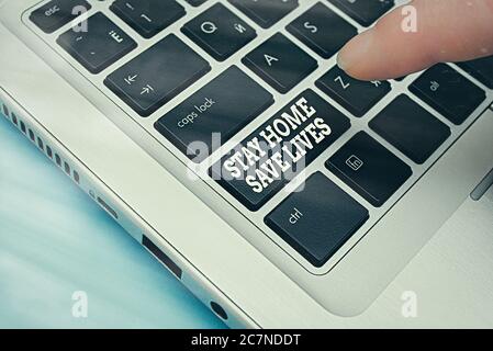 Text schreiben Stay Home Save Lives. Konzeptfoto verringern die Anzahl der infizierten Patienten, indem Sie die Haus-PC-Tastatur nicht mit Zeigen verlassen Stockfoto