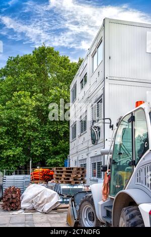 Mobiles Bauen auf Industriegelände oder Bürocontainer auf Baustelle Stockfoto