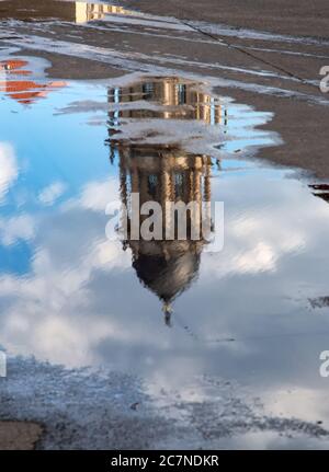 Spiegelung des Alten Rathauses in einer Regenpfütze, Berlin, Deutschland Stockfoto