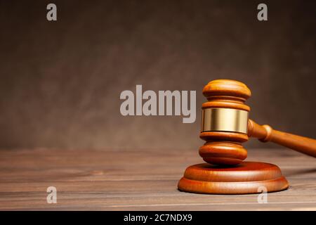 Holzhammer des Richters. Brauner Hintergrund. Stockfoto